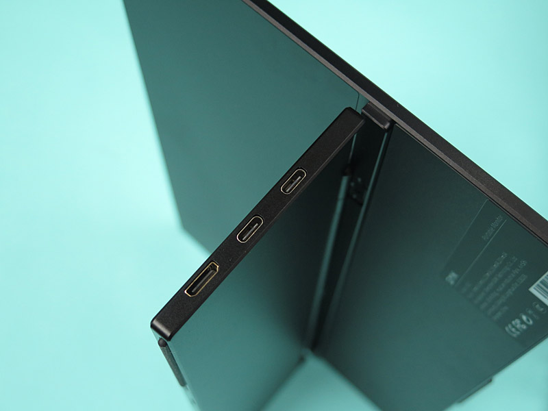 映像入力は左側面に集中。USB Type-Cは2基あるが、どちらに繋げても映るし、どちらに電源を繋げても大丈夫だ