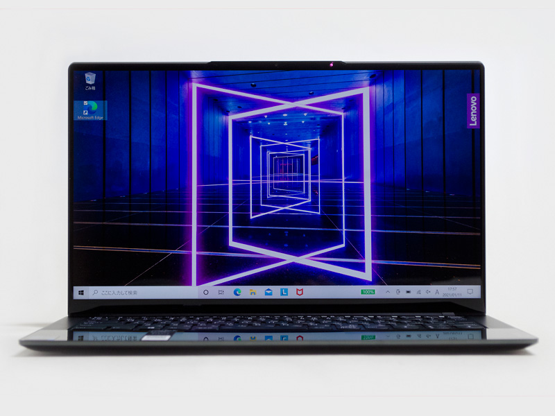 ディスプレイ中央上にWebカメラ。シャッターはここにはなく右側面にある。フチは結構狭い