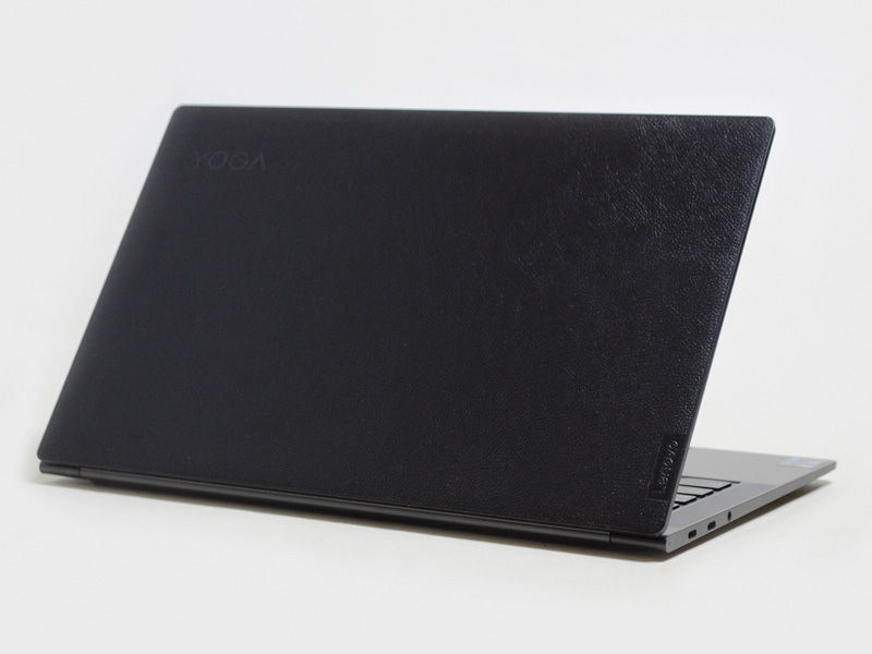 天板は本革仕様。左上にYOGAのロゴがある