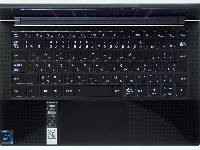 キーボードはテンキーなしのアイソレーションタイプ。2段階のバックライトつき。タッチパッドはパームレストと一体化しており、段差がない。左右のスリットにスピーカー