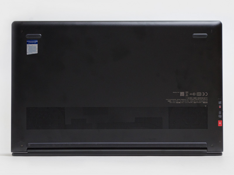 底面は、手前2つと後ろに横長のゴム足