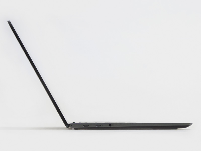 Thunderbolt 4のコネクタサイズからわかるようにかなり薄い