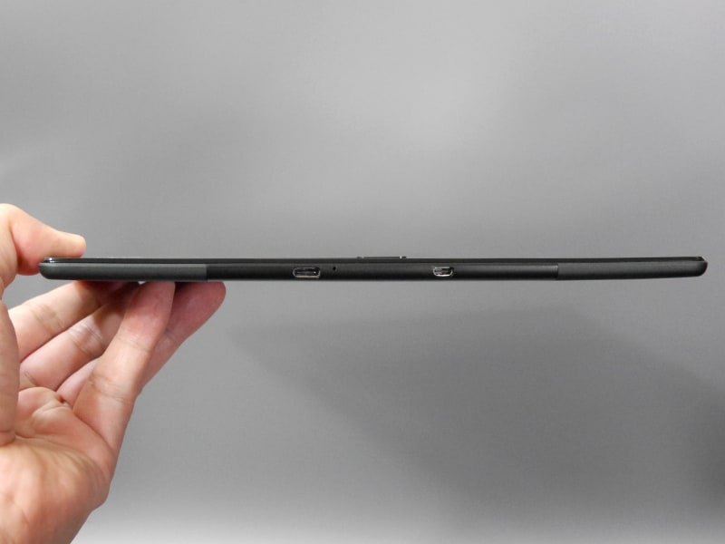 底面。USB Type-Cポートと、HDMIポートを備える