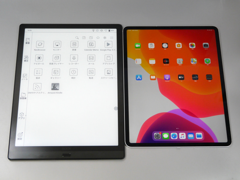 12.9型iPad Pro(右)との比較。画面サイズはほぼ同等ながら、狭額縁ゆえiPad Proのほうがやや小さい