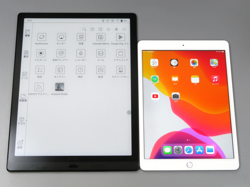 10.2型の第8世代iPad(右)との比較。本製品の大きさがわかる