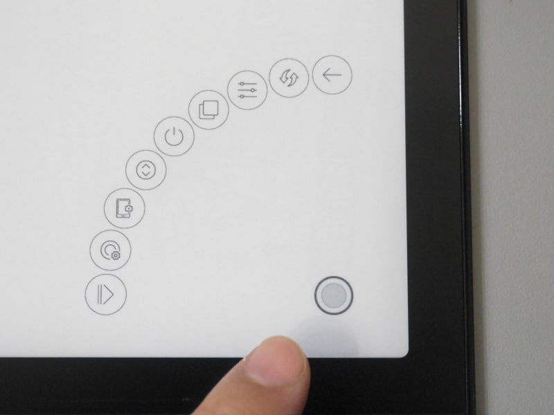 タップするとショートカットが展開する。スクリーンショットも撮影可能だが、メニューをポップアップさせた状態での撮影に対応しないので、「何秒後」と指定できる機能が欲しいところ