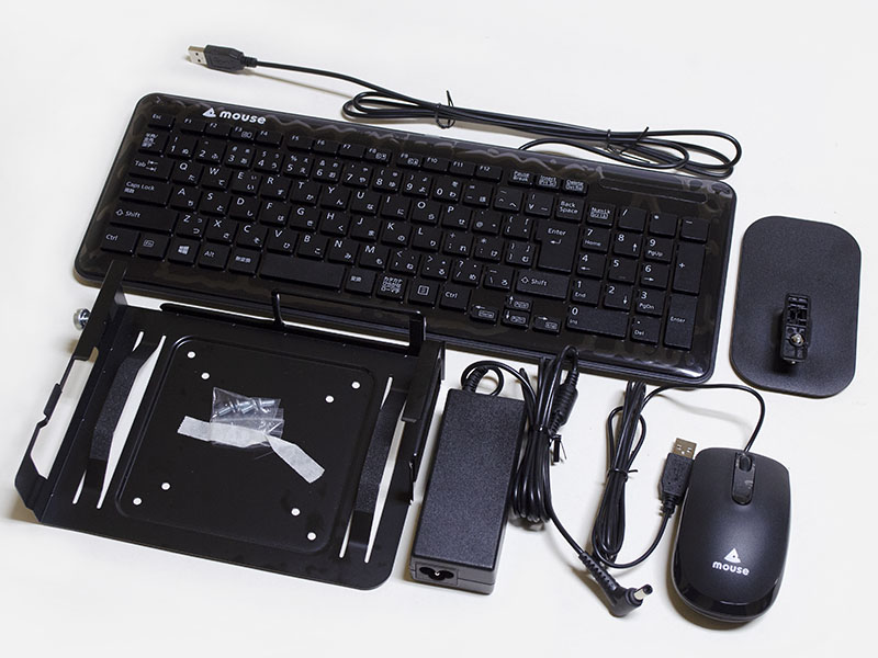付属品はACアダプタ、フットスタンド、VESAマウンタ、キーボード、マウス