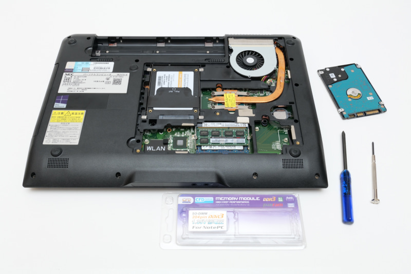 「NEC VersaPro VK25」は6本のネジをはずせば底面のパネルを開けられ、メモリ、ストレージのスロットにすぐアクセスできる