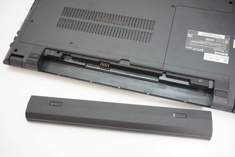 バッテリ部分を着脱できるノートパソコンは、最近ではめずらしい