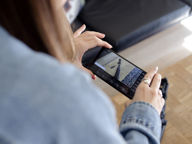 最近のスマホは、動画の画質もよいので、まずは手持ちのスマホで撮影し、さらに高画質を狙うならミラーレスカメラを考えればよいだろう。ソニーやパナソニックはVlogger向けの高画質コンパクトカメラも投入しており、そちらも注目されている