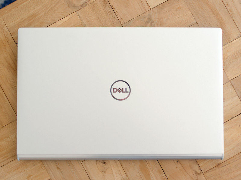 背面部。メタリックなシルバーで質感は高い