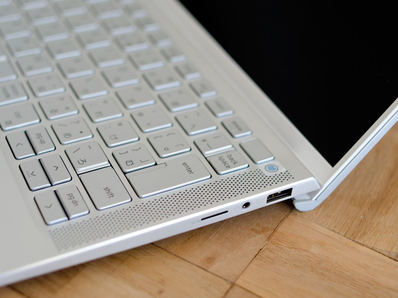 右側面。左からUSB 3.2 Type-A、ヘッドフォン/マイク、microSDカードスロット