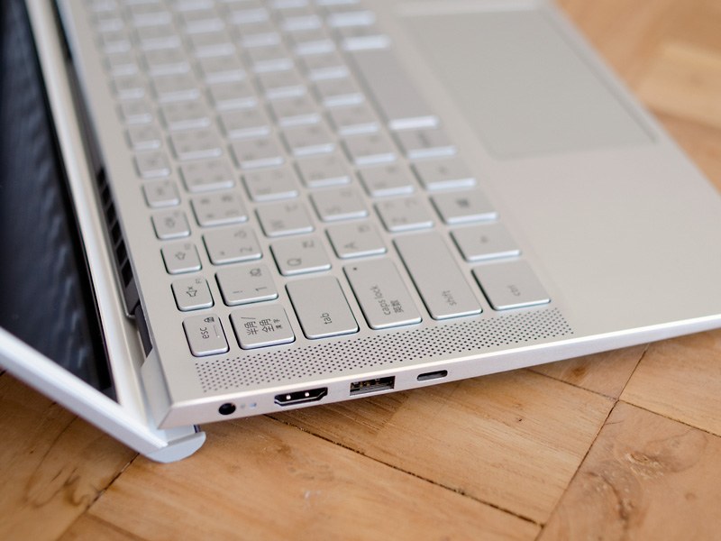 左側面。左からACアダプタ端子、HDMI出力、USB 3.2 Type-A、Thunderbolt 4