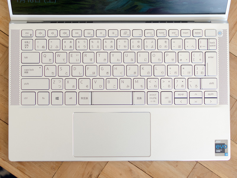 キーボードはバックライト付き。右上の電源ボタンは指紋センサーを兼ねている。これを使えば、煩わしいWindowsログイン時のパスワード入力は不要になる