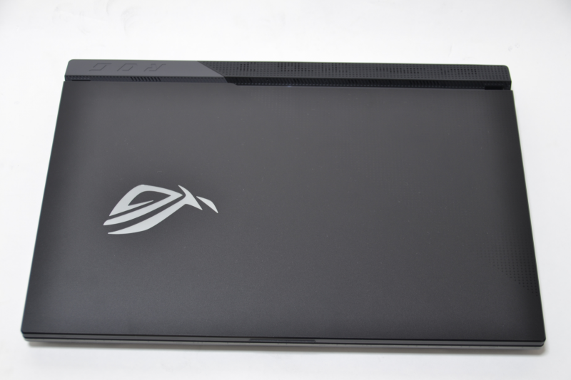 天面はほぼフラット。液晶とのつなぎ目部分に少しくぼみがある