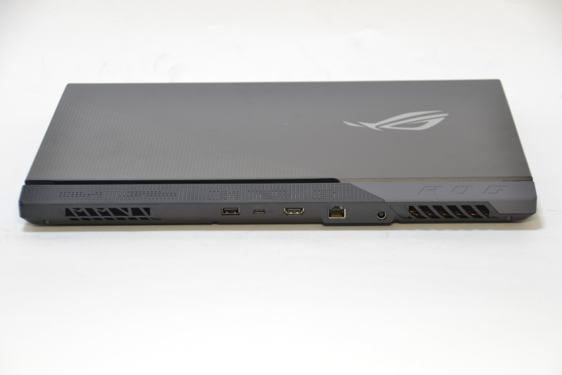 背面には電源端子、Gigabit Ethernet、HDMI、USB 3.1 Type-C、USB 3.0