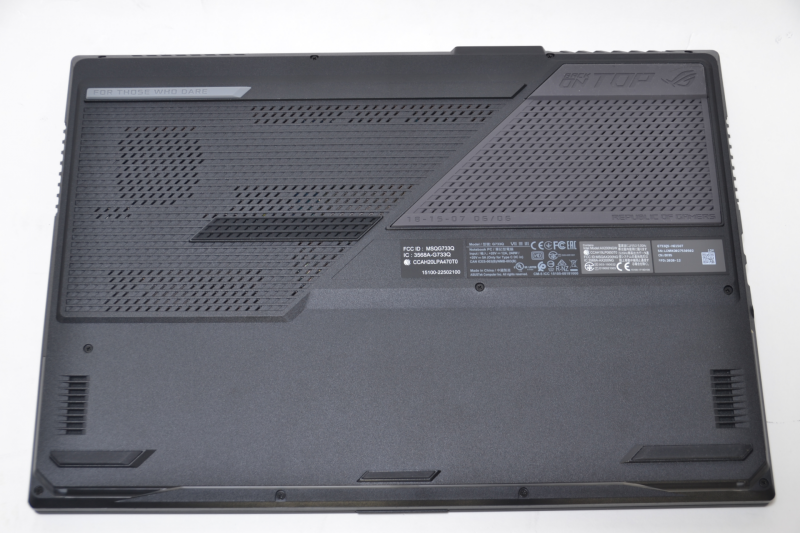 底面のデザインはユニーク。吸気口やスピーカーが見える