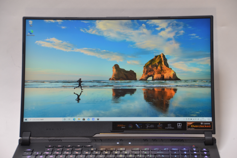 液晶は非光沢で、明るく目に優しい色味