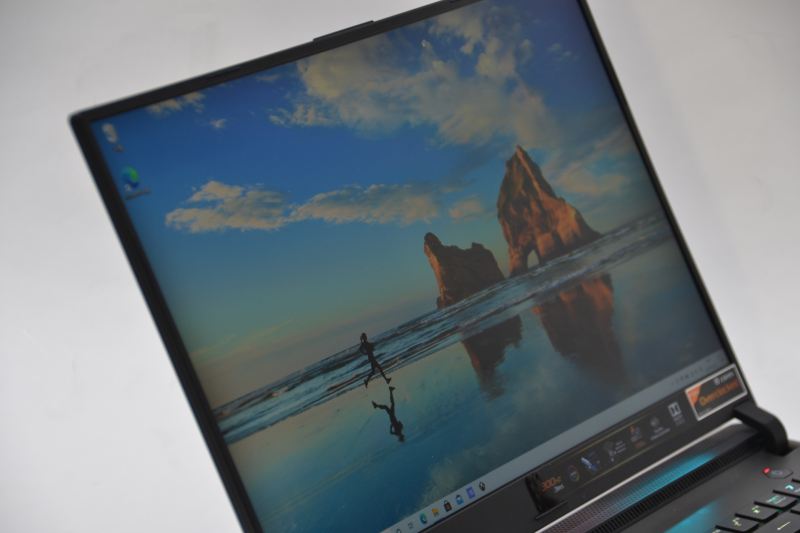 視野角も十分あり、使用上の違和感はない