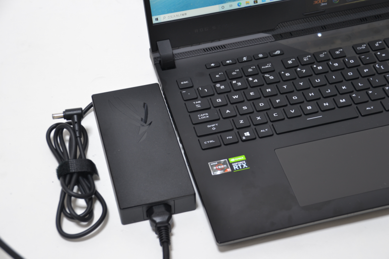 240WのACアダプタ。本体とほぼ同等の厚みになっている