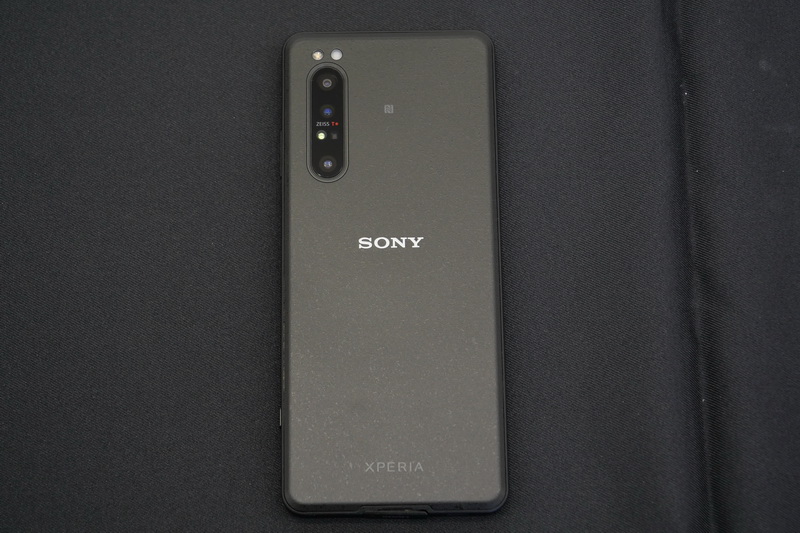 背面。背面や側面はマット仕上げとなっており、Xperia 1 IIのような高級感は感じられない