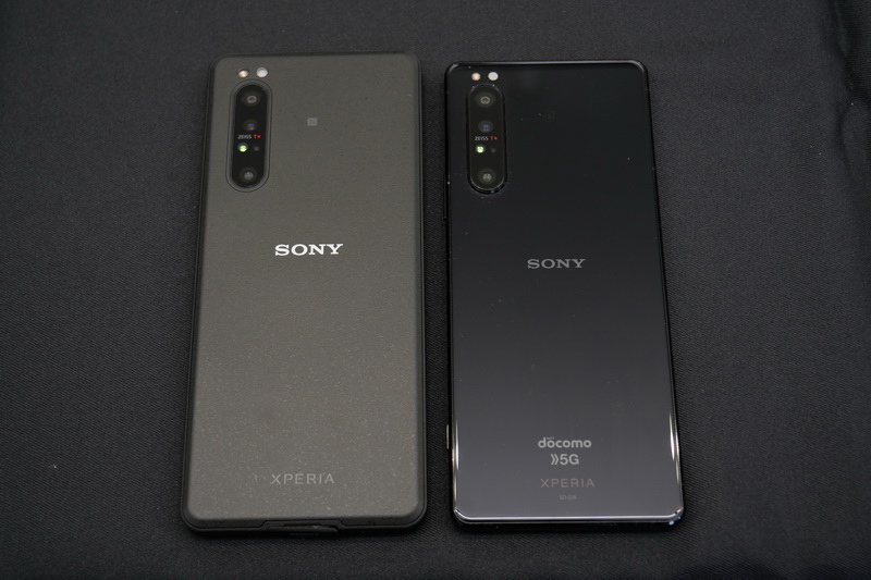 Xperia PRO(左)とXperia 1 II(右)の比較。Xperia PROのほうがひとまわり大きく、デザイン性も大きく異なっている