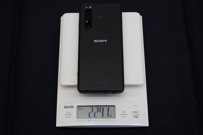 重量は実測で224.1g(SIM未装着)と、公称よりもわずかに軽かった