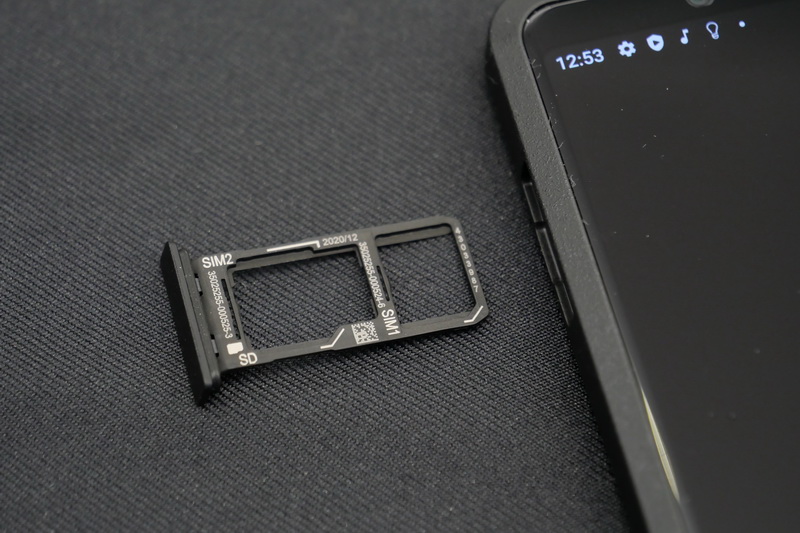 SIMカードトレイはNano SIMスロットを2つ用意し、一方はmicroSDカードとの排他利用となる