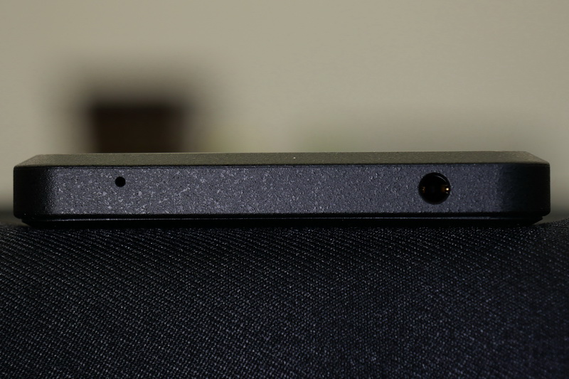 上部側面には3.5mmオーディオジャックを配置