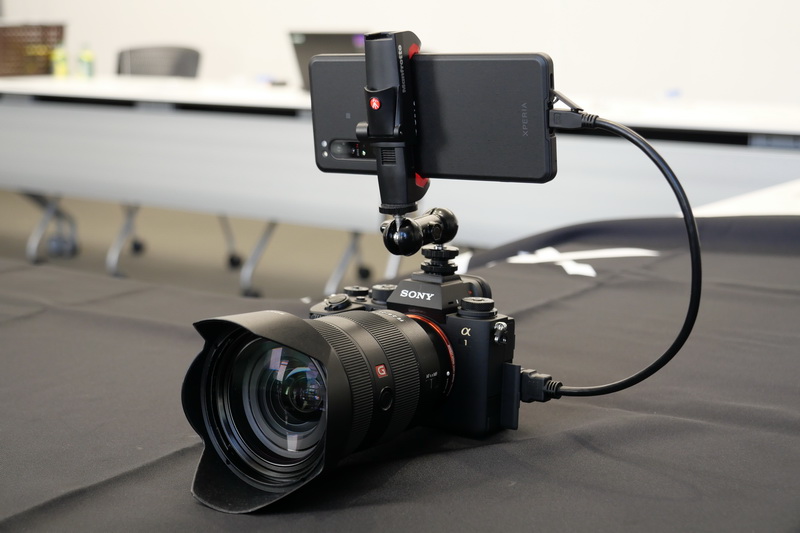 αシリーズフラッグシップモデルのα1にXperia PROを装着している様子