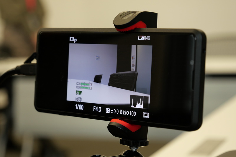 Xperia PROの外部モニターアプリを起動すると、接続したα1のライブ映像がリアルタイムに表示される