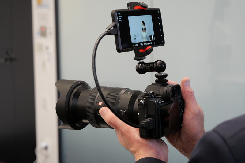 上部にXperia PROを装着したα1は、ガジェット好きにもかなり刺さりそうなフォルムだ