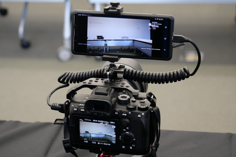 こちらは、α7S IIIに装着し、StreamLabsでライブストリーミングを行っている様子