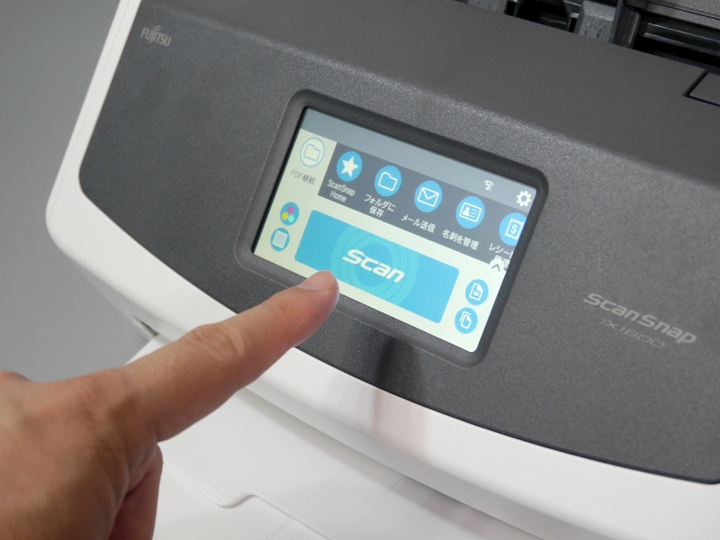 4.3型のタッチパネルで読み取り設定の切り替えやスキャンを実行する