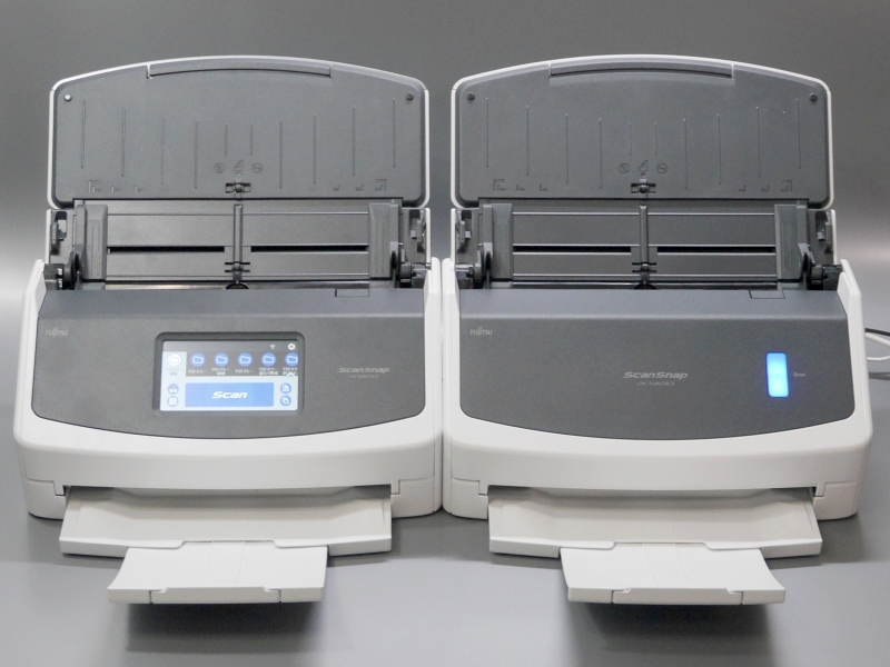 左が本製品、右がタッチパネルレスの「iX1400」。Wi-Fi接続はサポートせず、接続はUSBのみ。またA3原稿の読み取りには別売のキャリアシートが必要になるなど細かい違いがある