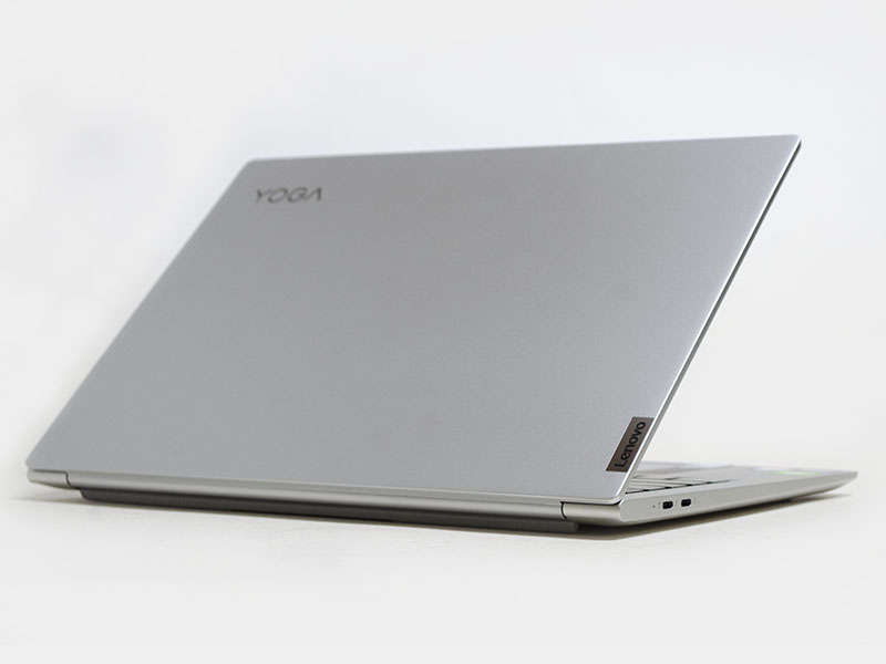 斜め後ろから。色はライトシルバー。メタリックな感じで質感も良い