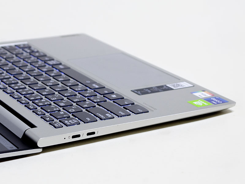 左側面。Thunderbolt 4×2。パネルは180度傾けることができる