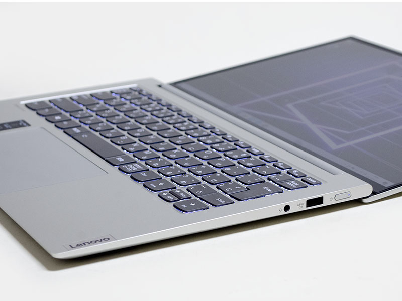 右側面。電源ボタン、USB 3.0、音声入出力