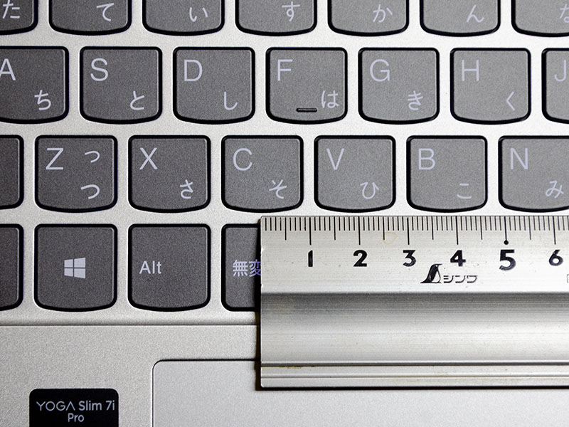 キーピッチは実測で約19mm。右側[BS]、[Enter]、[Shift]の周囲が狭いのが残念