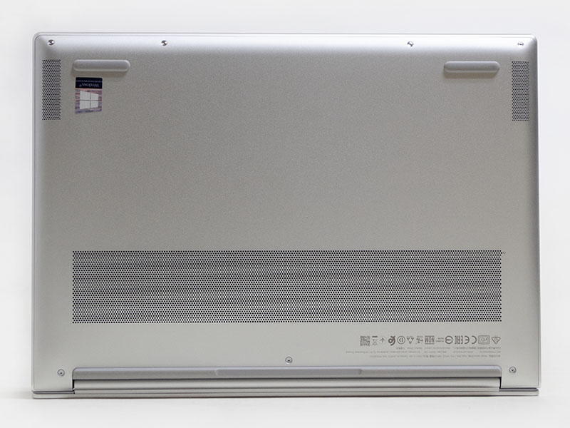 底面。手前左右のスリットにスピーカー。手前左右に2つ、後ろは1本のゴム足