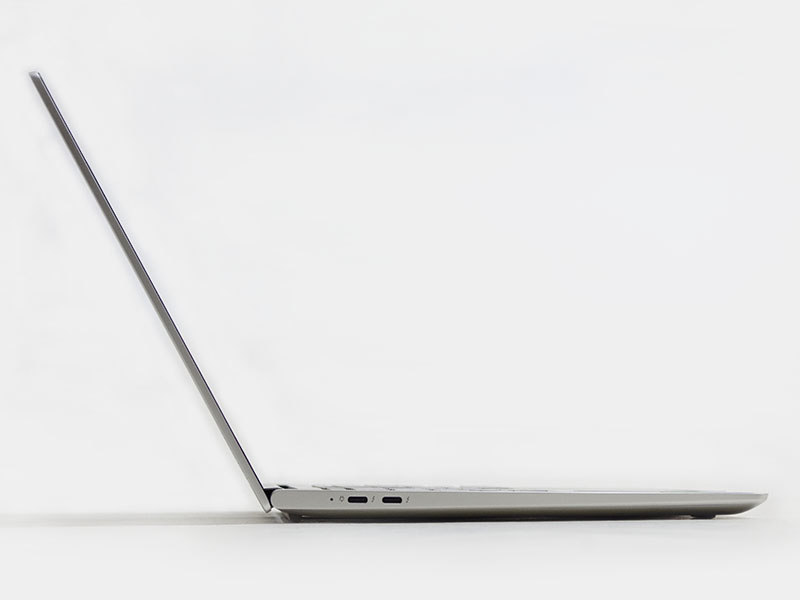 横から。Type-Cのコネクタからもわかるようにかなりスリム