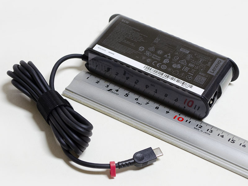 付属のACアダプタのサイズ約132×52×28mm(幅×奥行き×高さ)、重量304g、出力20V/4.75A、15V/3A、9V/3A、5V/3Aの95W