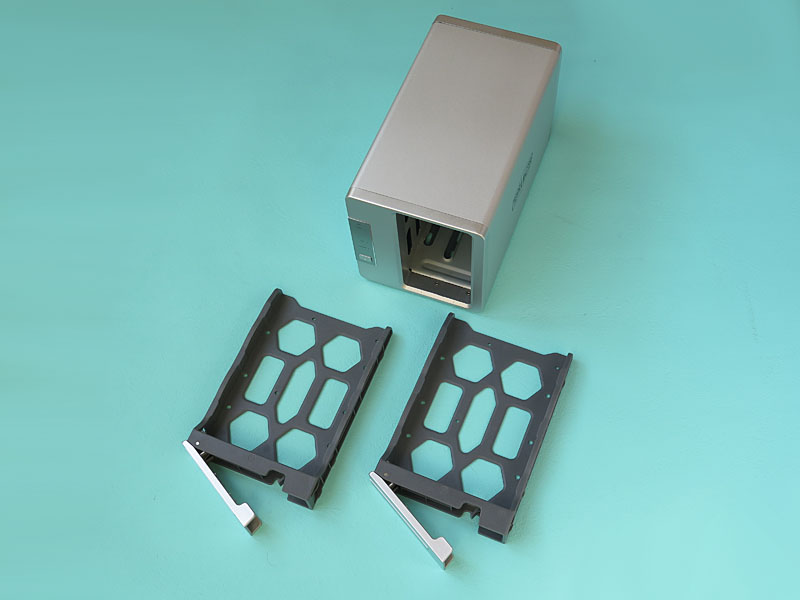 トレイはネジ止め式で、プラスチック製