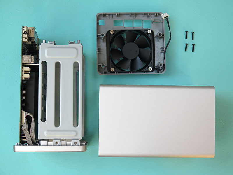 本体後部の4本のネジを外すだけで分解できる