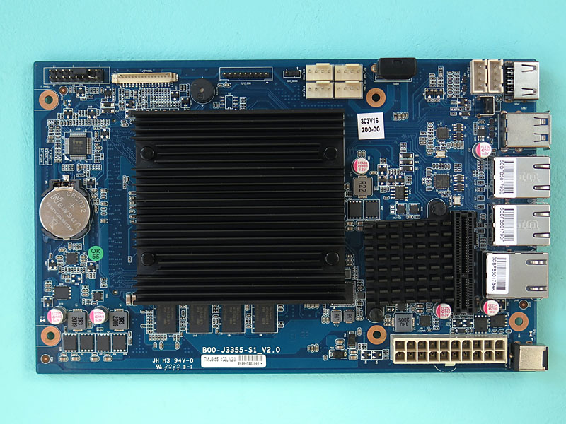 マザーボード。4ベイモデルなどと共通のマザーのため、ファンコネクタが多い