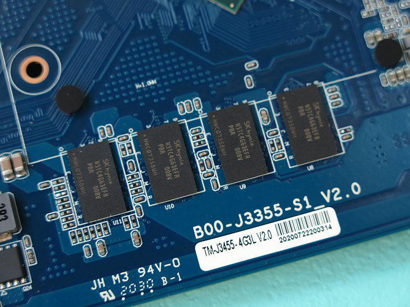 LPDDR3メモリを4GB搭載する(写真は表面だが、背面にも装備)
