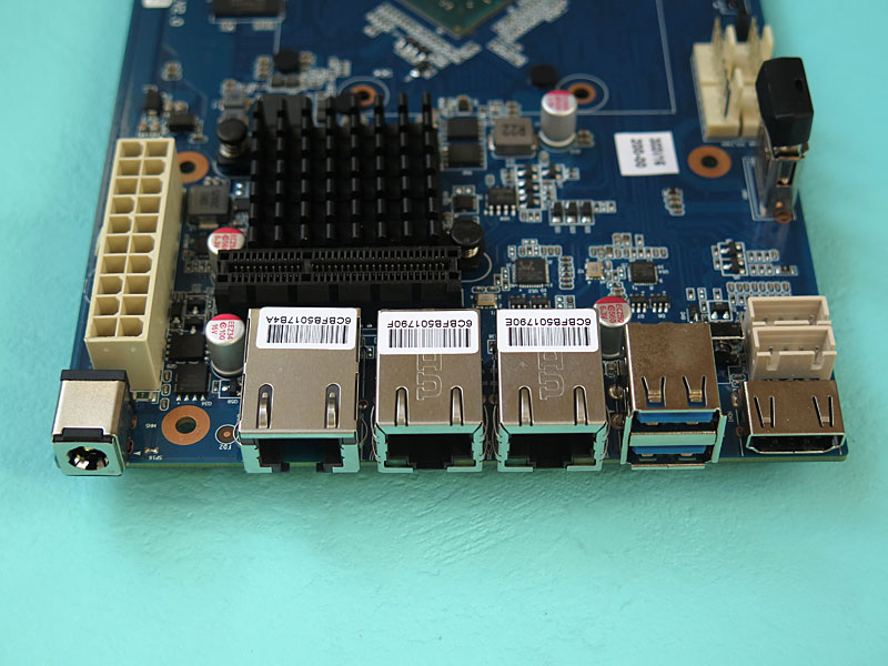 インターフェイス部。HDMIは用意されているが、背面カバーで隠されている