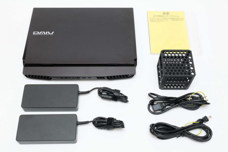 パッケージには本体以外に、ACアダプタ×2、電源ケーブル×2、ACアダプタ用ホルダー、説明書類(製品仕様、ファーストステップガイド、マウスコンピューターサポートマニュアル、保証書、CLIP STUDIO PAINT DEBUTシリアルナンバー、色域出荷データシート)が同梱されている