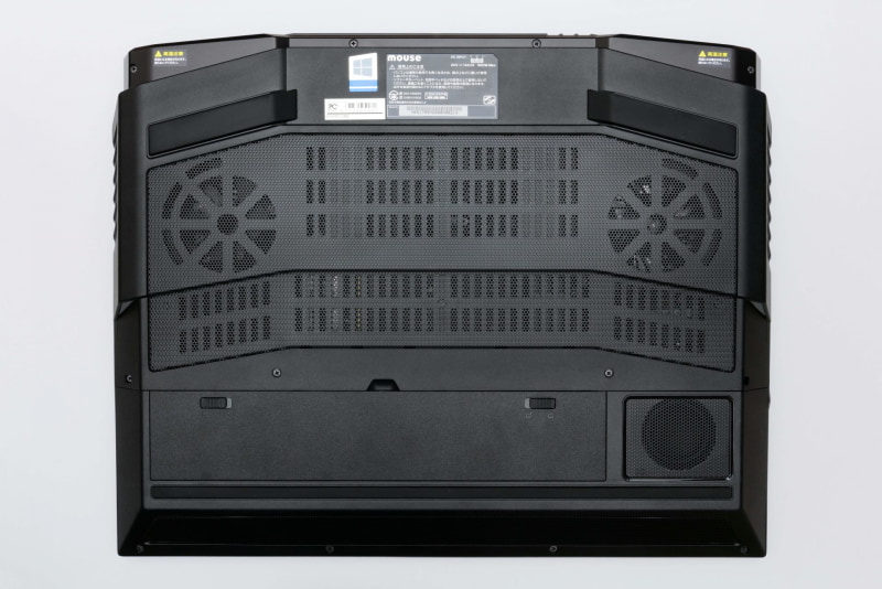 本体底面。バッテリは脱着可能。本体手前側にステレオスピーカー、右下にサブウーファーが内蔵