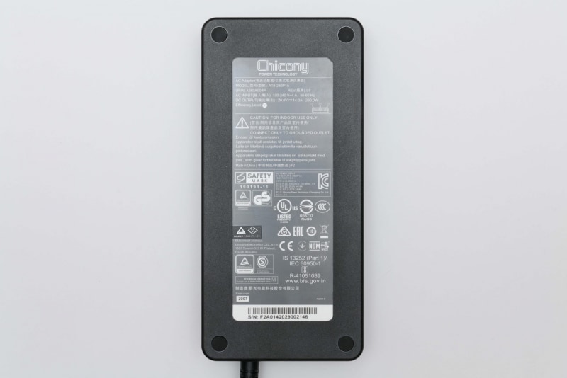 ACアダプタ1つあたりの仕様は、入力100-240V/4A、出力20V/14A、容量280W